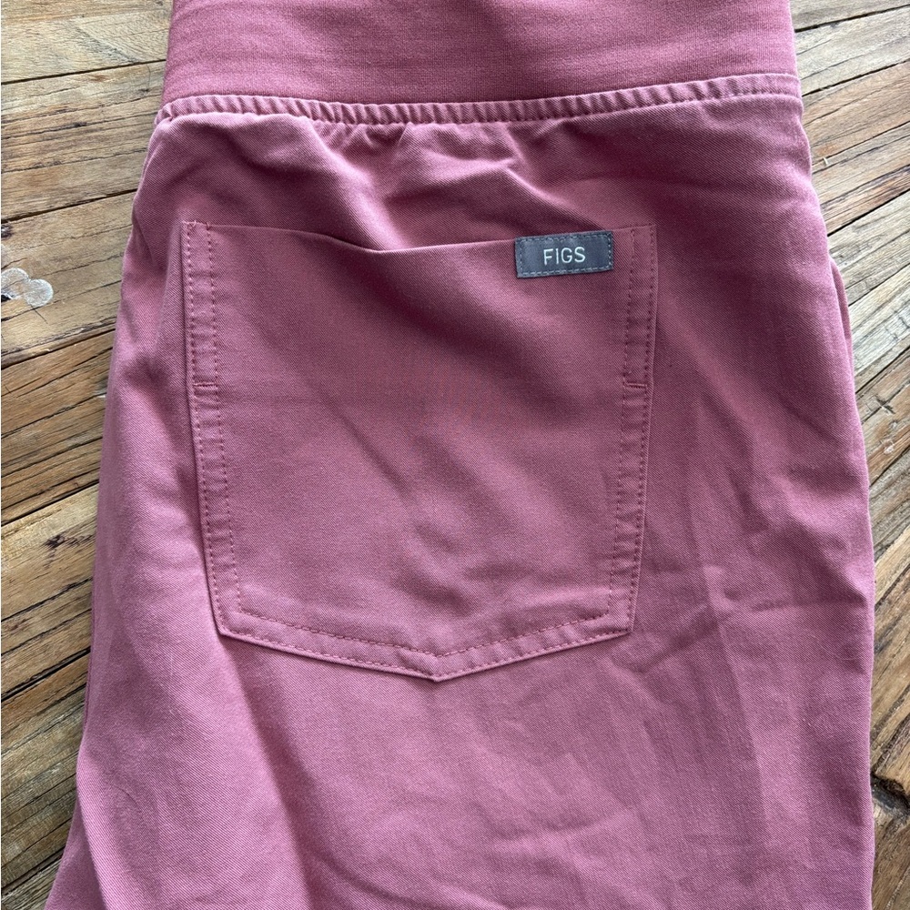 Like new! Figs Zamora Jogger in Mauve.